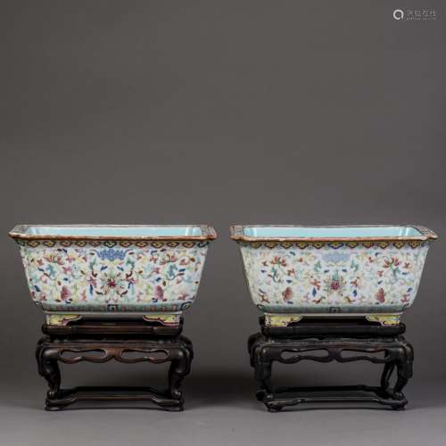 A PAIR OF FAMILLE-ROSE FLOWER POT ,18TH CENTURY