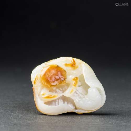 A WHITE JADE PENDANT, 19TH CENTURY