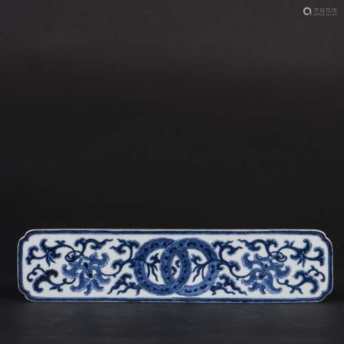 A BLUE AND WHITE PROCELAIN PAPER WIRGHT, QING DYNASTY, QIANLONG PERIOD