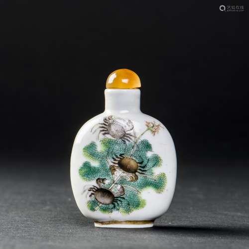 AN IMPERIAL FAMILLE-ROSE 'CRAB' SNUFF BOTTLE, QING DYNASTY, DAOGUANG PERIOD