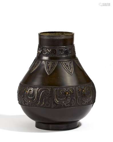 ARCHAISTIC HU SHAPED VASE.