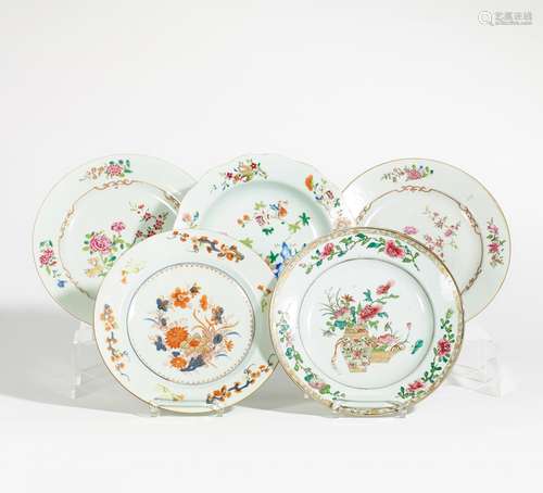 FIVE PLATES WITH FLOWERS, ANTIQUES AND GARDEN LANDSCAPES.