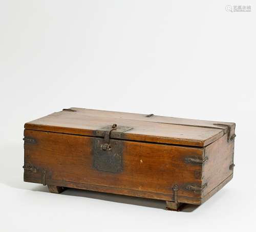 SMALL CHEST WITH COVER.