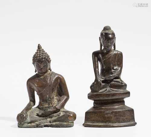 TWO SITTING BUDDHA.