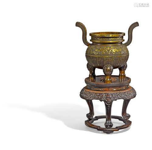 IMPORTANT CENSER WITH CURVATED HANDLES.