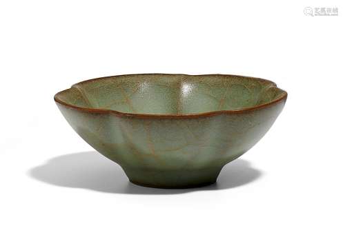 SMALL BOWL IN BLOSSOM SHAPE.