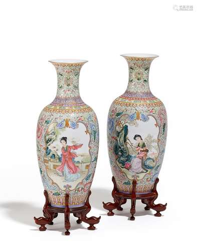 EXCELLENT PAIR OF VASES WITH THE FOUR GREAT BEAUTIES.