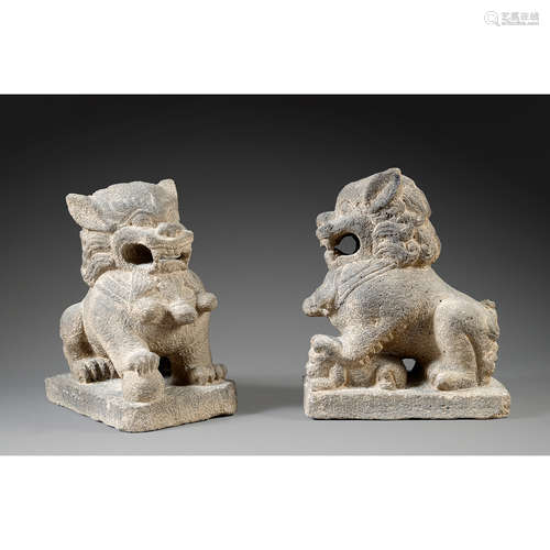 PAIRE DE STATUETTES DE LIONS BOUDDHIQUES