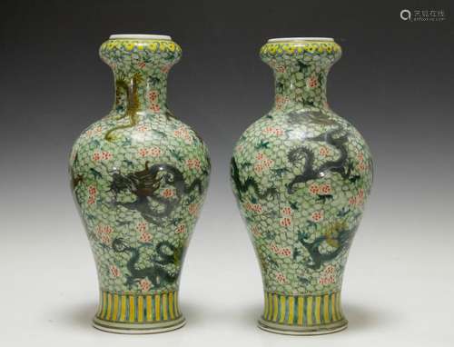 Pair of Chinese Famille Rose Porcelain Vase, Marke