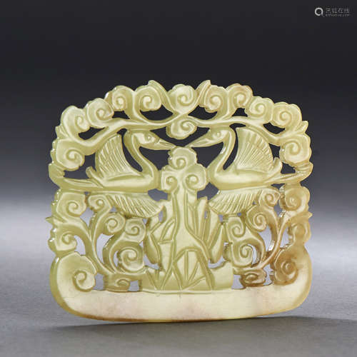 A PIERCED CHINESE YELLOW JADE CRANE PENDANT