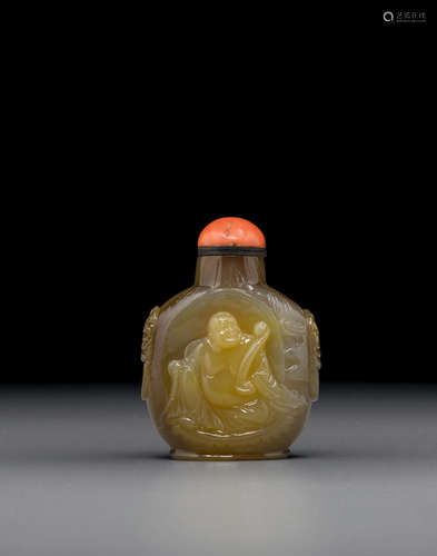 20th century A carved chalcedony snuff bottle