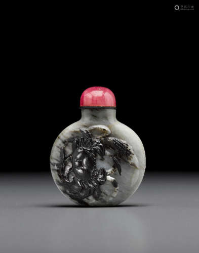 1820-1880 A rare black and gray jade 'crab and reed' snuff bottle