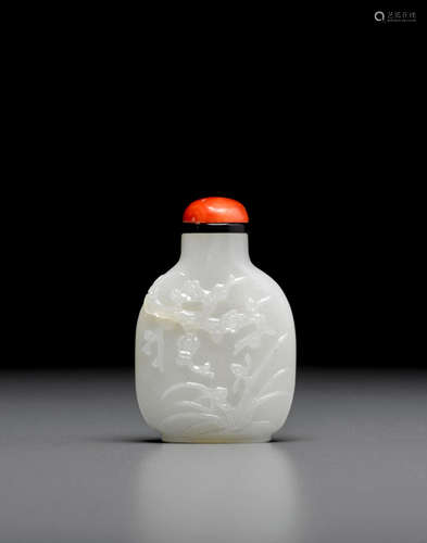 1800-1860 A carved white jade snuff bottle