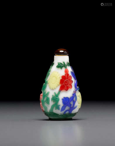 1800-1880 A multi-color overlay white glass snuff bottle