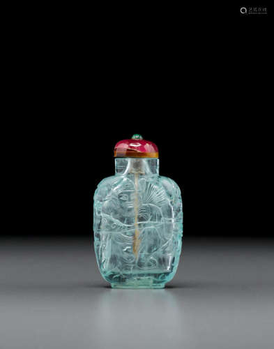 1850-1920 An aquamarine snuff bottle carved with Ji Gong