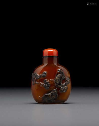 Official school, 1750-1850 A carved 'eagle and bear' chalcedony snuff bottle