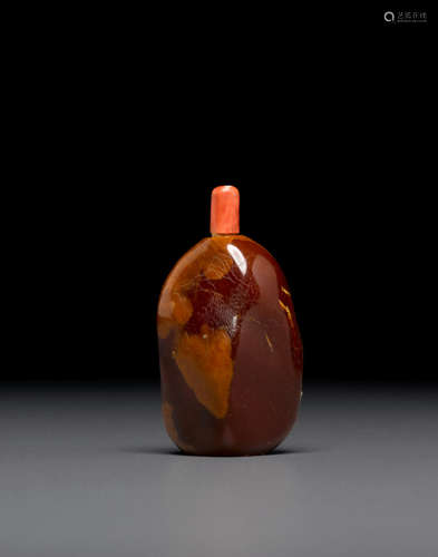 1820-1920 A pebble-form amber snuff bottle incised with figures in a landscape