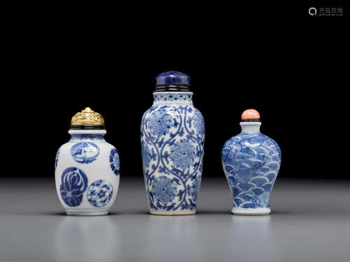 Jingdezhen kilns, 1800-1910 Three blue and white porcelain snuff bottles