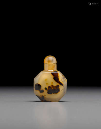 1800-1880 An octagonal chalcedony snuff bottle