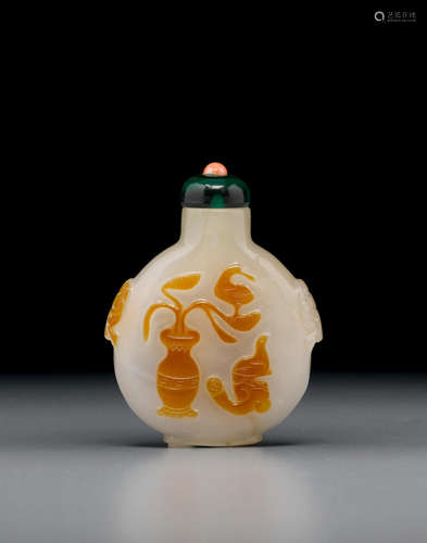 1860-1940 A carved cameo chalcedony snuff bottle