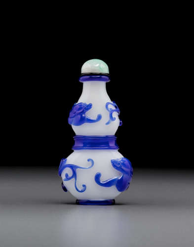 1750-1850 A sapphire blue overlaid white glass double-gourd snuff bottle