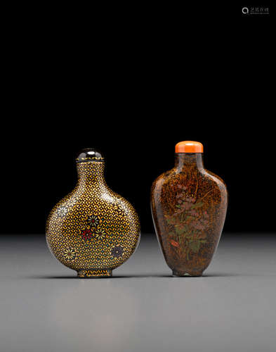 19th-early 20th century Two finely lacquered snuff bottles