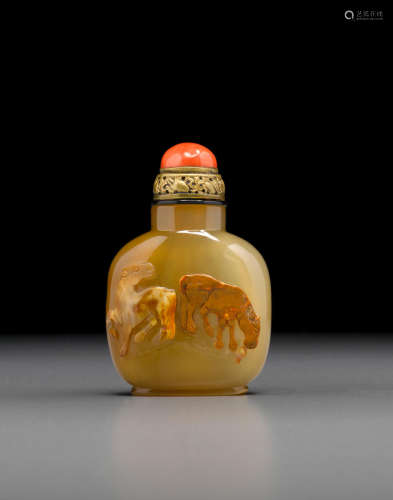 1780-1850  A cameo chalcedony snuff bottle carved with two horses