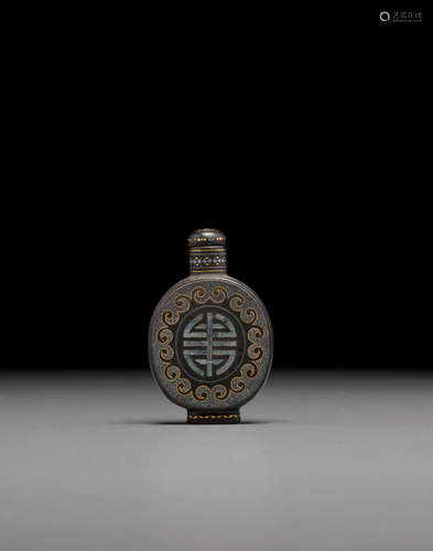 Qianli mark, 1780-1860 A lac burgauté snuff bottle