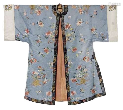 天藍地金線繡花女式京繡緞袍服。