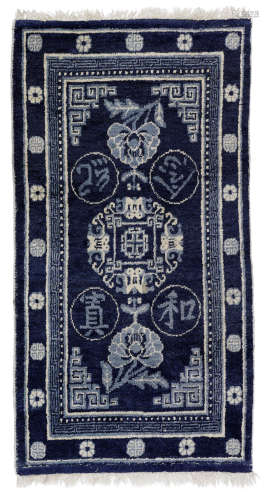 藍地羊毛地毯，馬仲英將軍委託製作。
