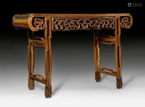 花梨曲卷紋木供桌 影木面板。中國，清代晚期，128x49x86釐米。