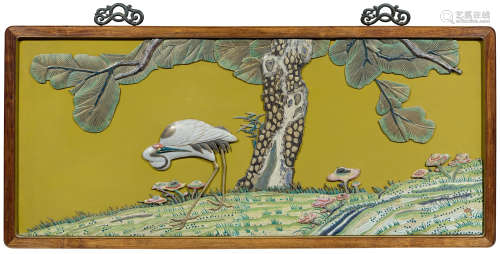 大型掐絲琺瑯製鶴松靈芝圖飾板。