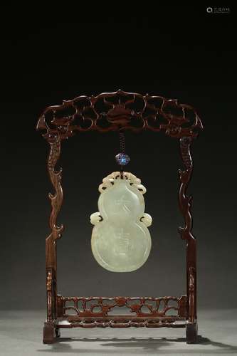 A jade carved 'daji' double gourd hanging pendant