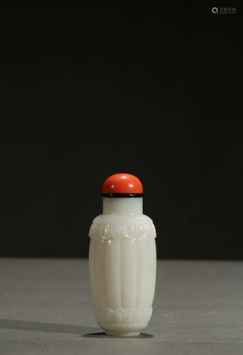 A white jade melon-shaped snuff bottle