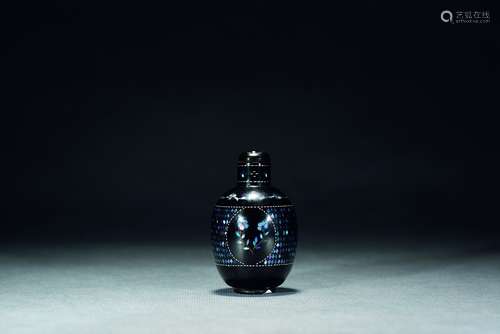 A black lacquered mother-of-pearl snuff bottle