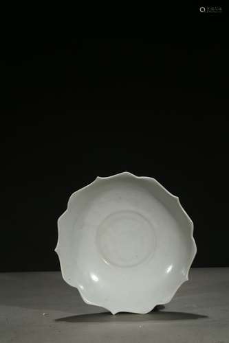 A white glaze Ding lobed dish