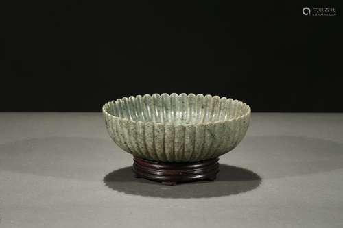 A jade chrysanthemum bowl