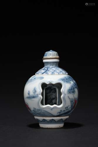 A revolving blue and white snuff bottle