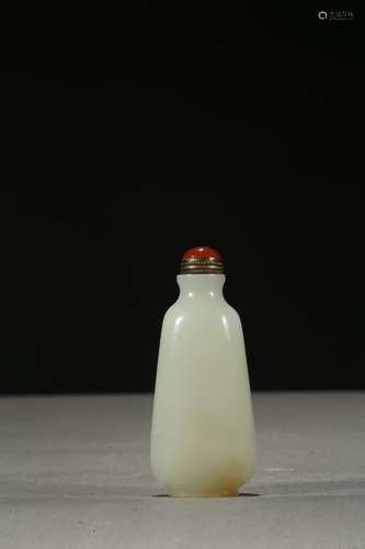 A white jade snuff bottle