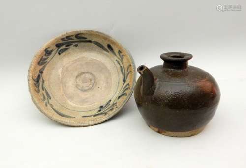 十六世纪越南瓷盘及十四世纪越南陶壶