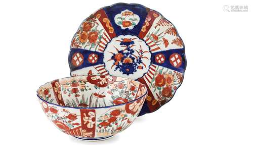 TWO IMARI PORCELAIN DISHES AND A BOWL, JAPAN, 19TH-20TH CENTURY (3)