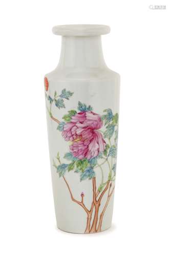 A 'FAMILLE ROSE' PORCELAIN VASE, CHINA, REPUBLIC PERIOD