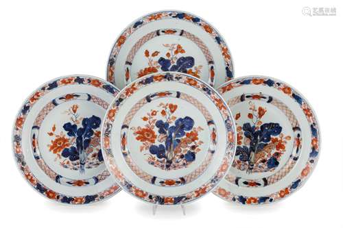 FOUR IMARI PORCELAIN DISHES. CHINA, 18TH CENTURY (4)