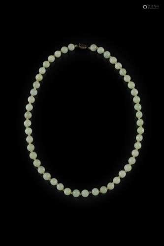 A VERY PALE CELADON JADEITE NECKLACE, CHINA, LATE 19TH CENTURY