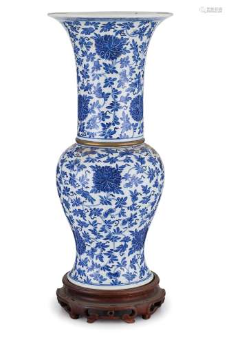 A FINE BLUE AND WHITE 'YENYEN' PORCELAIN VASE, CHINA, QING DYNASTY, KANGXI PERIOD (1662-1722)