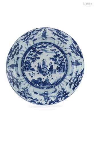A LARGE AND FINE BLUE AND WHITE PORCELAIN DISH, CHINA, 17TH CENTURY