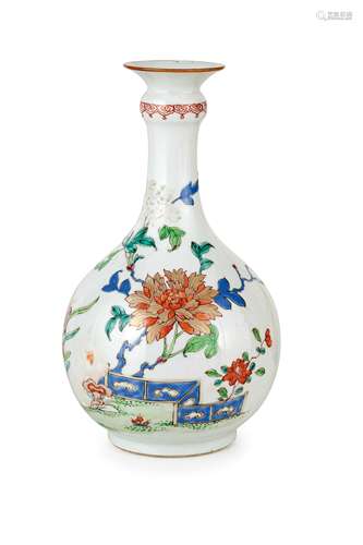 A NICE PAIR OF 'FAMILLE ROSE' PORCELAIN BOTTLES, QIANLONG PERIOD (1735-1795) (2)