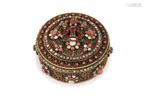 A GILT METAL FILIGRANA AND HARD STONES CIRCULAR BOX AND COVER, TIBET, LATE 19TH CENTURY