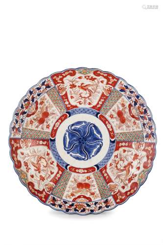 A VERY LARGE LOBED IMARI PORCELAIN DISH, JAPAN, 19TH CENTURY