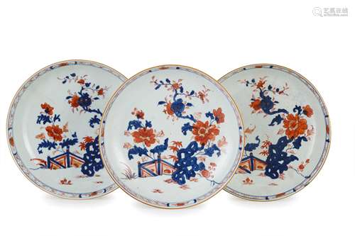 THREE IMARI PORCELAIN SAUCER DISHES, CHINA, 18TH CENTURY, QIANLONG PERIOD (3)